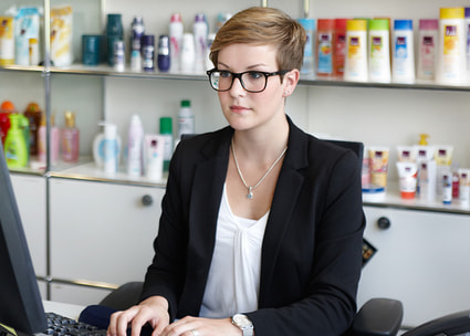 Praktikantin am Schreibtisch Praktikantin am Schreibtisch